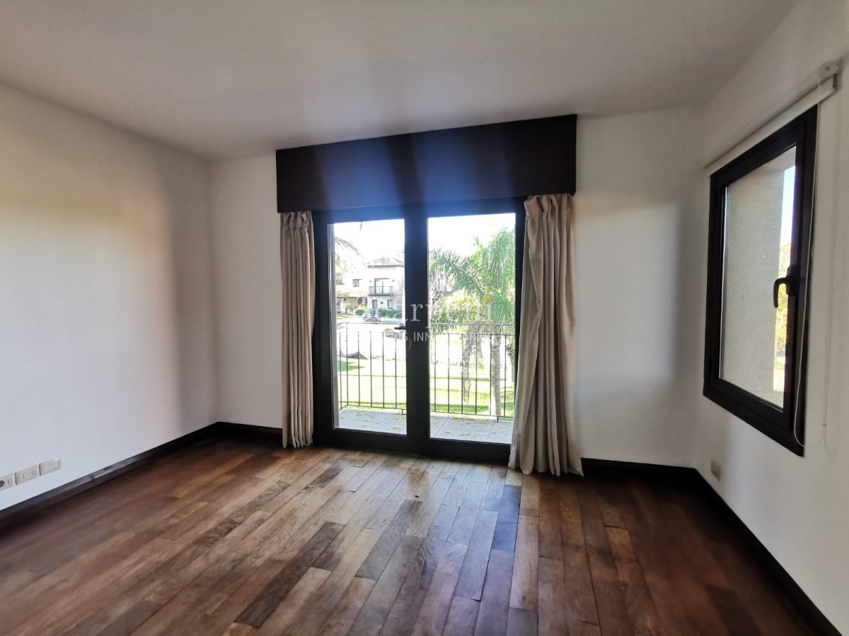 Casa ID.19393 - Lomas de Carrasco: La Mayor Seguridad para  Vivir en Uruguay: Destacado Chalet estilo español en Calle Cerrada con Lago a pocos metros