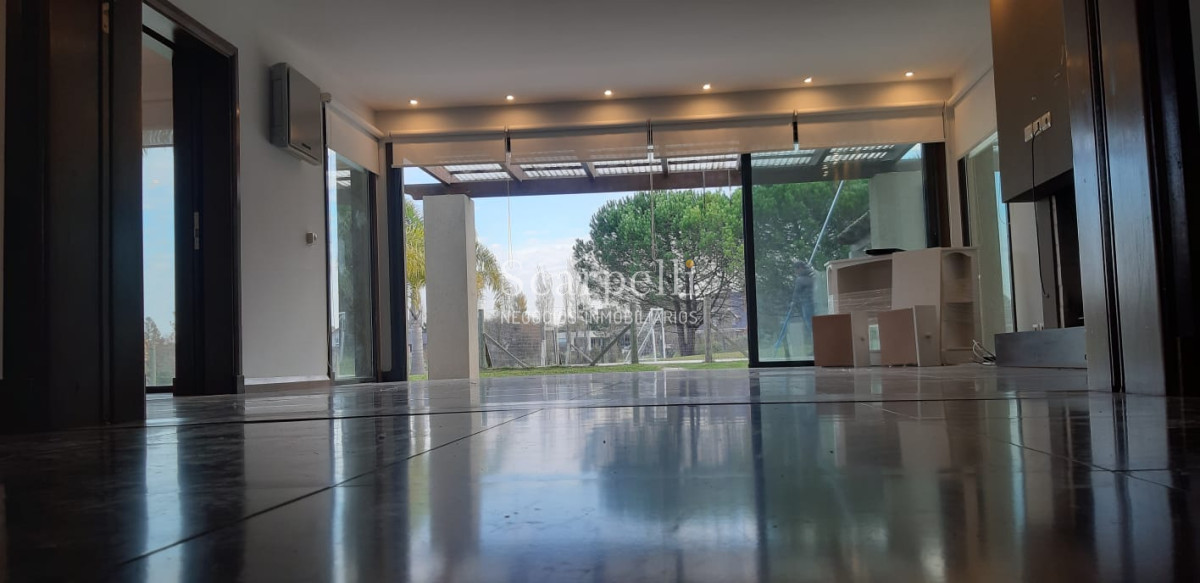 Casa ID.19393 - Lomas de Carrasco: La Mayor Seguridad para  Vivir en Uruguay: Destacado Chalet estilo español en Calle Cerrada con Lago a pocos metros