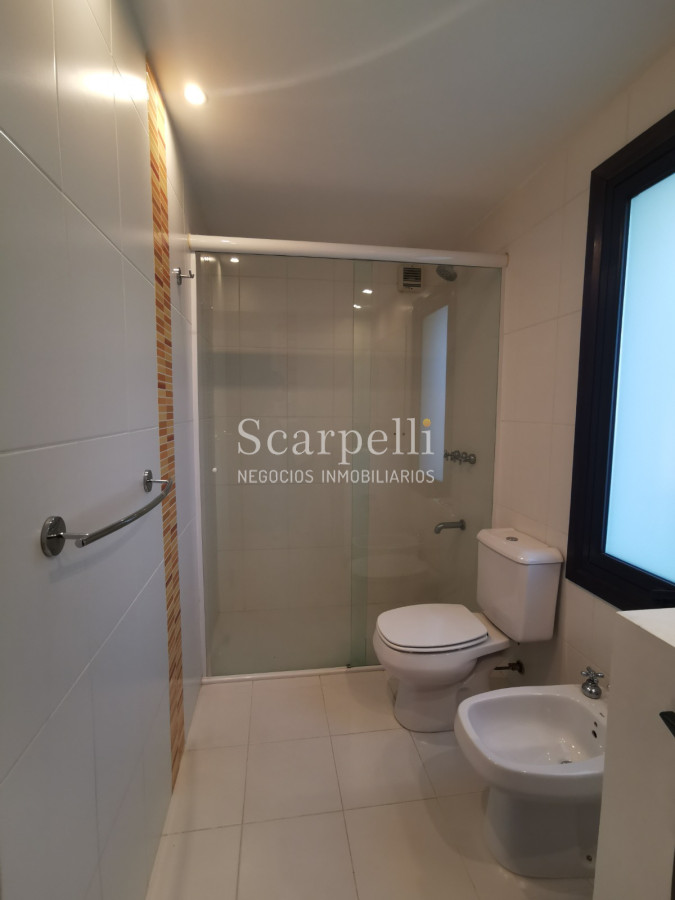 Casa ID.19393 - Lomas de Carrasco: La Mayor Seguridad para  Vivir en Uruguay: Destacado Chalet estilo español en Calle Cerrada con Lago a pocos metros