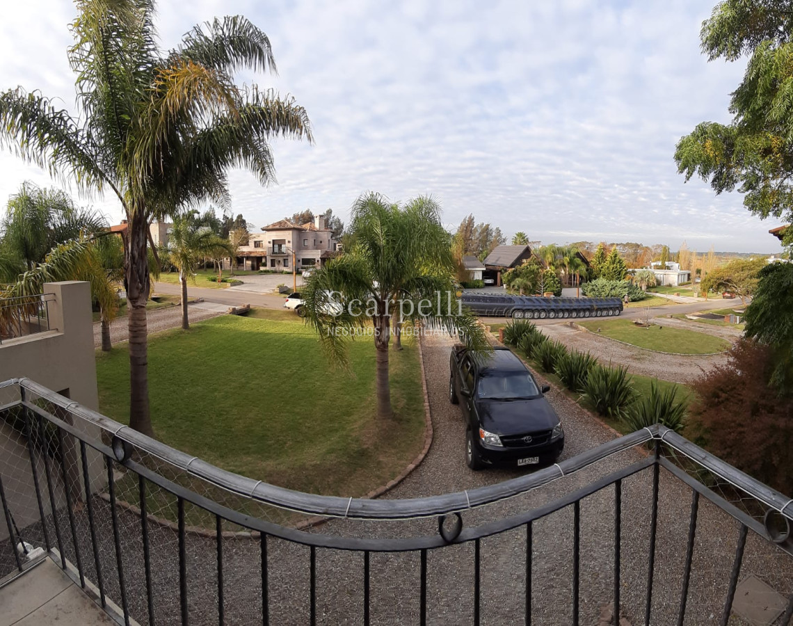 Casa ID.19393 - Lomas de Carrasco: La Mayor Seguridad para  Vivir en Uruguay: Destacado Chalet estilo español en Calle Cerrada con Lago a pocos metros