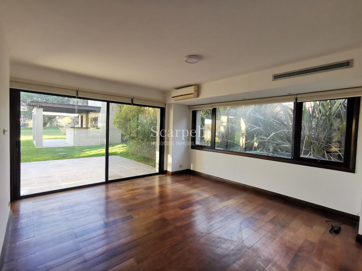 Casa ID.19393 - Lomas de Carrasco: La Mayor Seguridad para  Vivir en Uruguay: Destacado Chalet estilo español en Calle Cerrada con Lago a pocos metros