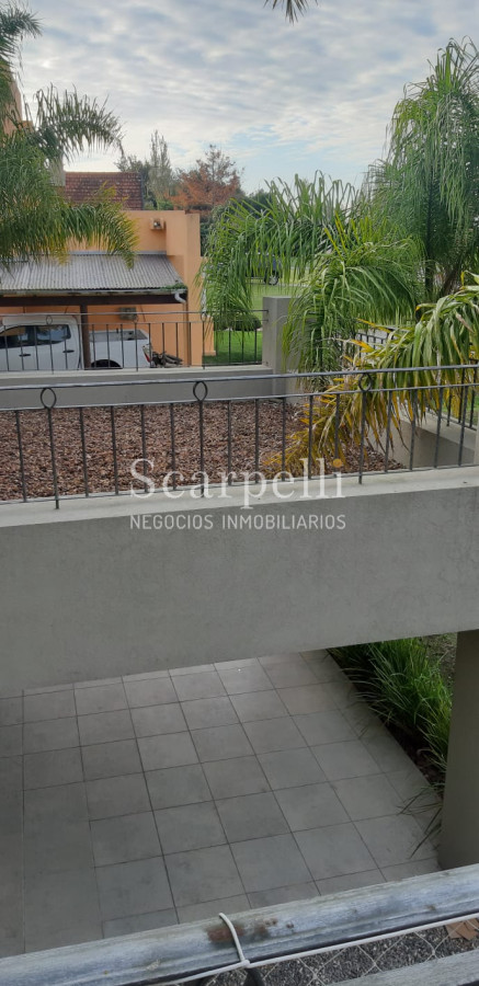 Casa ID.19393 - Lomas de Carrasco: La Mayor Seguridad para  Vivir en Uruguay: Destacado Chalet estilo español en Calle Cerrada con Lago a pocos metros