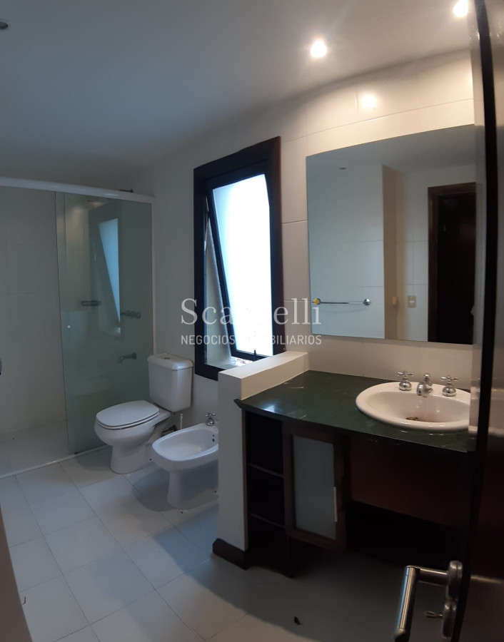 Casa ID.19393 - Lomas de Carrasco: La Mayor Seguridad para  Vivir en Uruguay: Destacado Chalet estilo español en Calle Cerrada con Lago a pocos metros