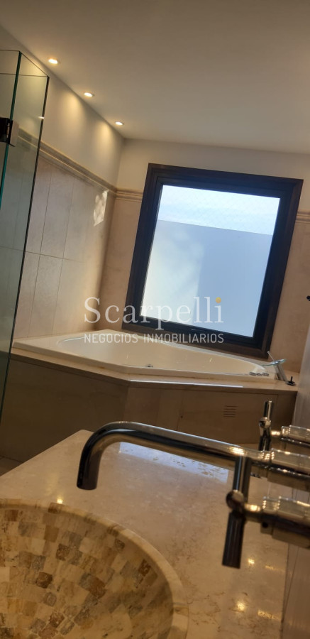 Casa ID.19393 - Lomas de Carrasco: La Mayor Seguridad para  Vivir en Uruguay: Destacado Chalet estilo español en Calle Cerrada con Lago a pocos metros