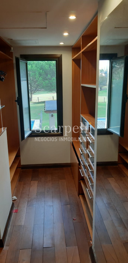 Casa ID.19393 - Lomas de Carrasco: La Mayor Seguridad para  Vivir en Uruguay: Destacado Chalet estilo español en Calle Cerrada con Lago a pocos metros