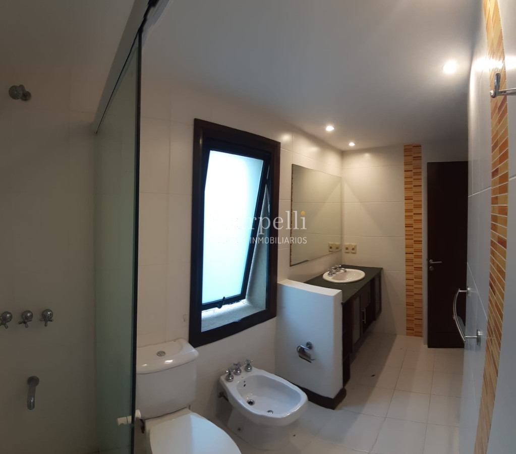 Casa ID.19393 - Lomas de Carrasco: La Mayor Seguridad para  Vivir en Uruguay: Destacado Chalet estilo español en Calle Cerrada con Lago a pocos metros