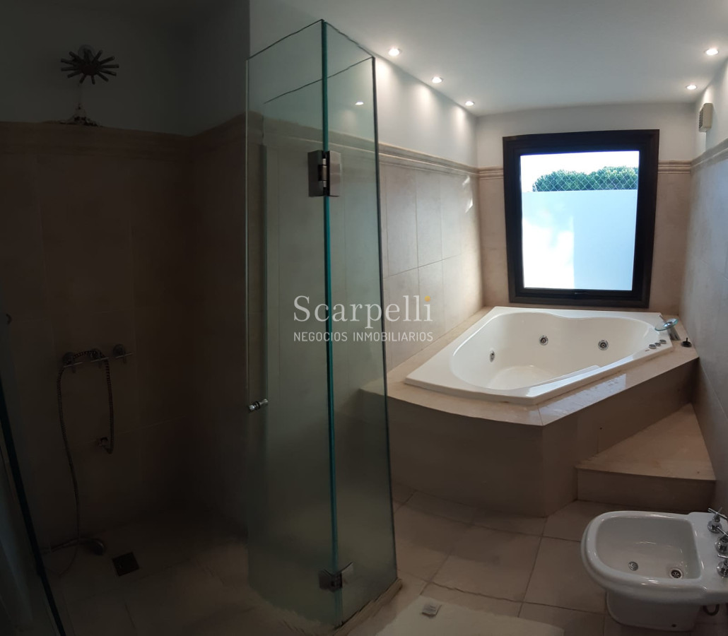 Casa ID.19393 - Lomas de Carrasco: La Mayor Seguridad para  Vivir en Uruguay: Destacado Chalet estilo español en Calle Cerrada con Lago a pocos metros