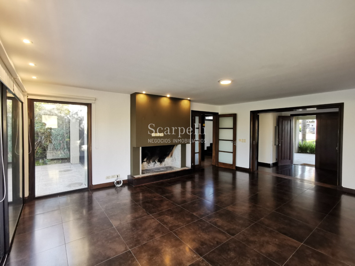 Casa ID.19393 - Lomas de Carrasco: La Mayor Seguridad para  Vivir en Uruguay: Destacado Chalet estilo español en Calle Cerrada con Lago a pocos metros