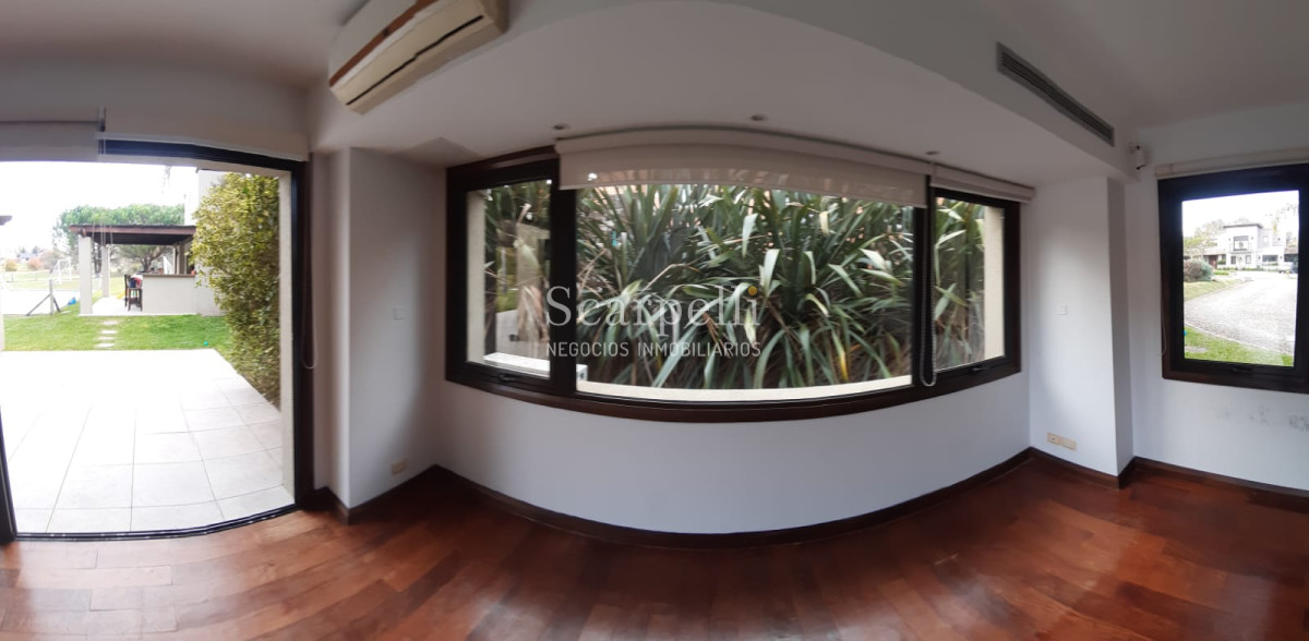 Casa ID.19393 - Lomas de Carrasco: La Mayor Seguridad para  Vivir en Uruguay: Destacado Chalet estilo español en Calle Cerrada con Lago a pocos metros