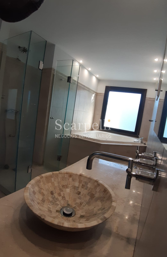 Casa ID.19393 - Lomas de Carrasco: La Mayor Seguridad para  Vivir en Uruguay: Destacado Chalet estilo español en Calle Cerrada con Lago a pocos metros