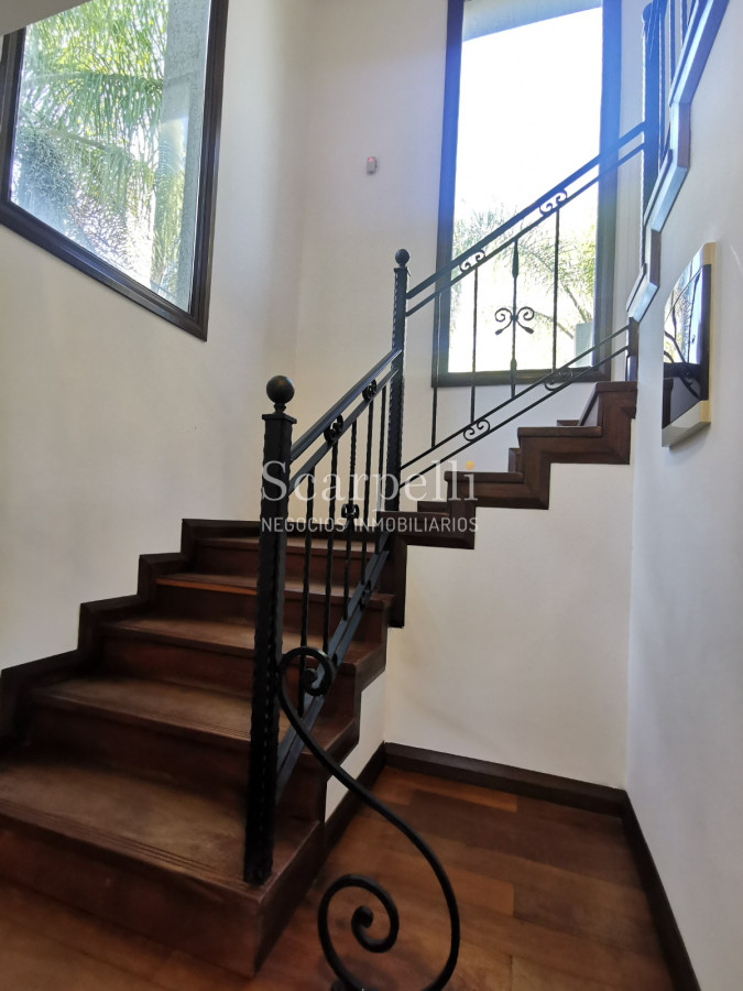 Casa ID.19393 - Lomas de Carrasco: La Mayor Seguridad para  Vivir en Uruguay: Destacado Chalet estilo español en Calle Cerrada con Lago a pocos metros