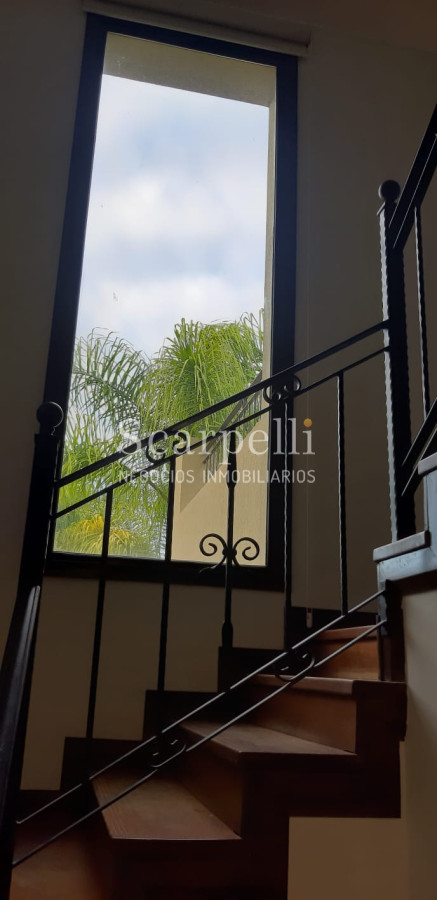 Casa ID.19393 - Lomas de Carrasco: La Mayor Seguridad para  Vivir en Uruguay: Destacado Chalet estilo español en Calle Cerrada con Lago a pocos metros