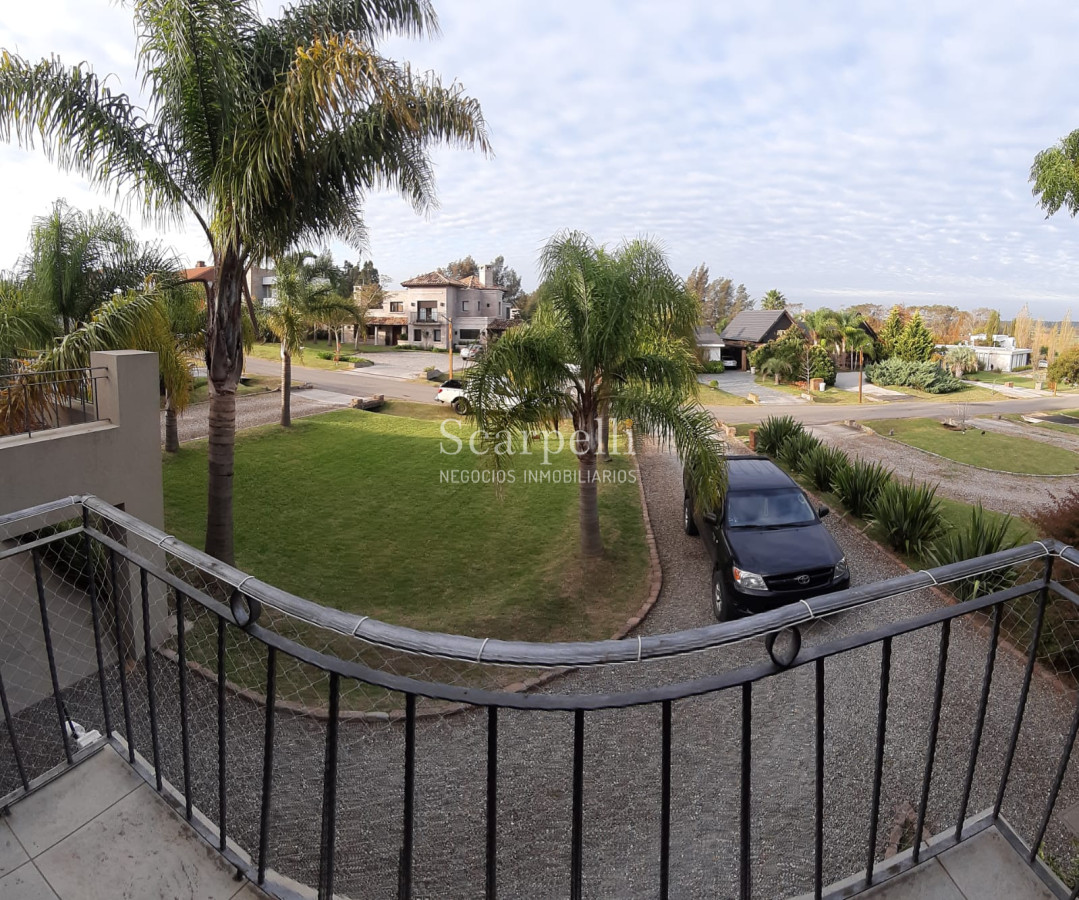 Casa ID.19393 - Lomas de Carrasco: La Mayor Seguridad para  Vivir en Uruguay: Destacado Chalet estilo español en Calle Cerrada con Lago a pocos metros