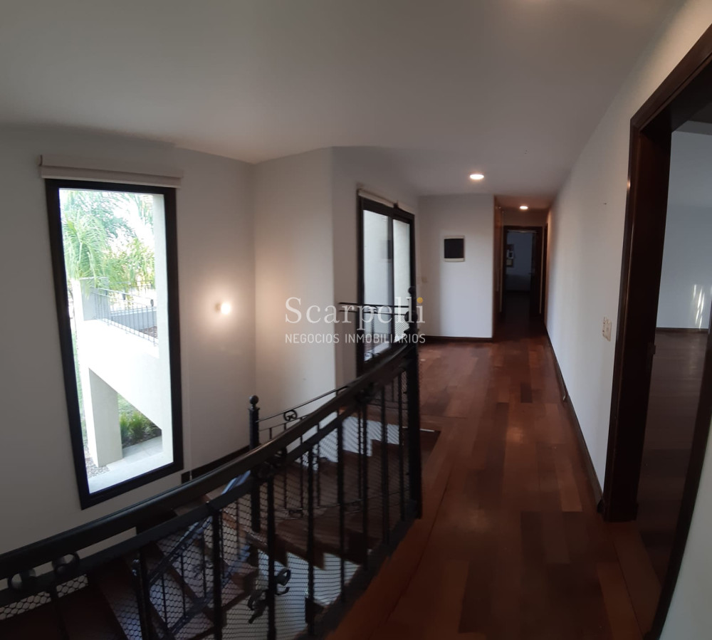 Casa ID.19393 - Lomas de Carrasco: La Mayor Seguridad para  Vivir en Uruguay: Destacado Chalet estilo español en Calle Cerrada con Lago a pocos metros