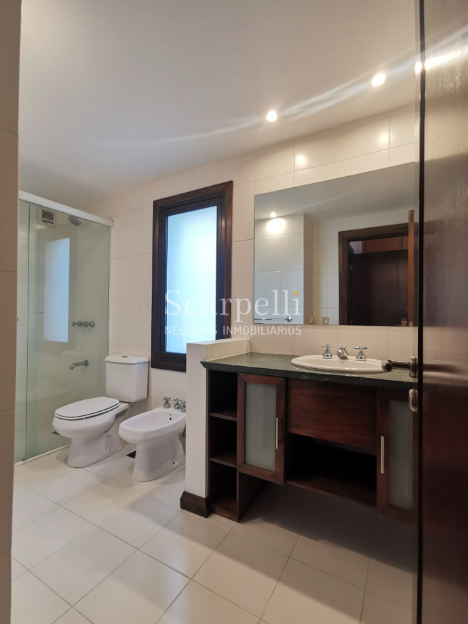 Casa ID.19393 - Lomas de Carrasco: La Mayor Seguridad para  Vivir en Uruguay: Destacado Chalet estilo español en Calle Cerrada con Lago a pocos metros