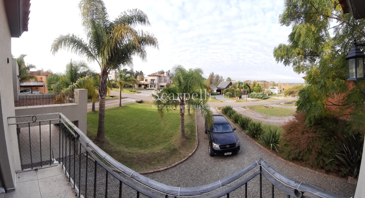 Casa ID.19393 - Lomas de Carrasco: La Mayor Seguridad para  Vivir en Uruguay: Destacado Chalet estilo español en Calle Cerrada con Lago a pocos metros