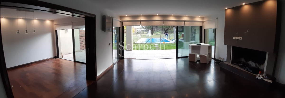 Casa ID.19393 - Lomas de Carrasco: La Mayor Seguridad para  Vivir en Uruguay: Destacado Chalet estilo español en Calle Cerrada con Lago a pocos metros