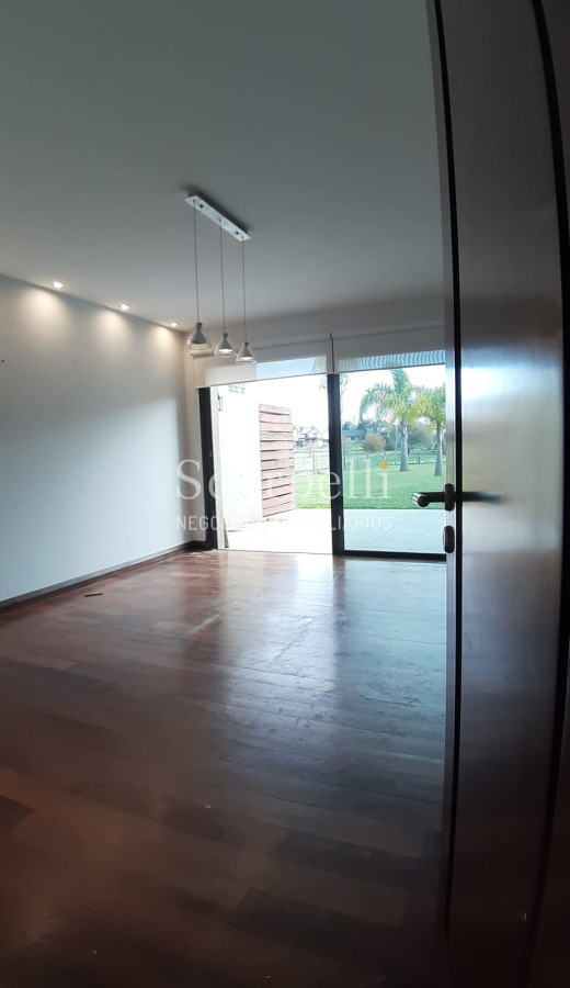 Casa ID.19393 - Lomas de Carrasco: La Mayor Seguridad para  Vivir en Uruguay: Destacado Chalet estilo español en Calle Cerrada con Lago a pocos metros