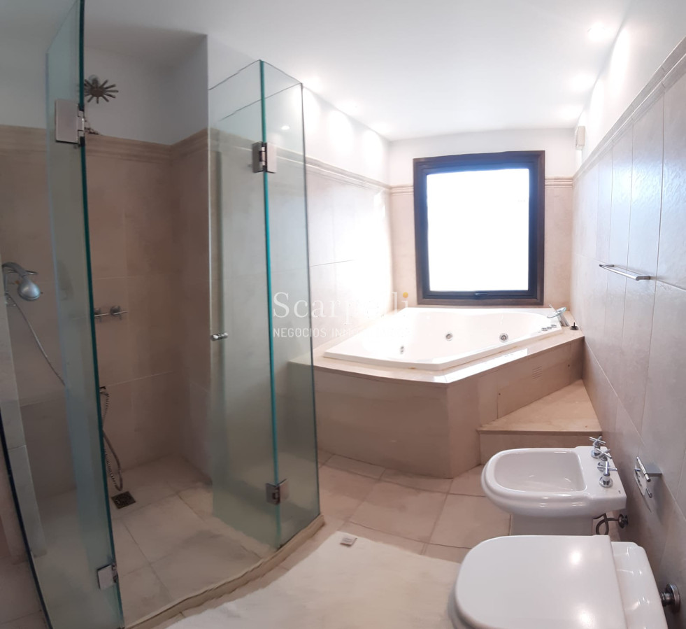 Casa ID.19393 - Lomas de Carrasco: La Mayor Seguridad para  Vivir en Uruguay: Destacado Chalet estilo español en Calle Cerrada con Lago a pocos metros