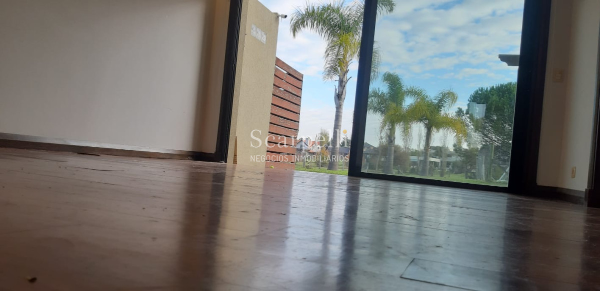 Casa ID.19393 - Lomas de Carrasco: La Mayor Seguridad para  Vivir en Uruguay: Destacado Chalet estilo español en Calle Cerrada con Lago a pocos metros