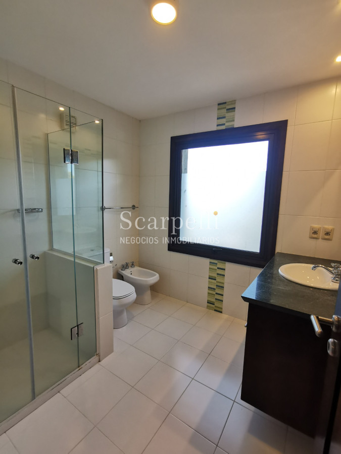 Casa ID.19393 - Lomas de Carrasco: La Mayor Seguridad para  Vivir en Uruguay: Destacado Chalet estilo español en Calle Cerrada con Lago a pocos metros