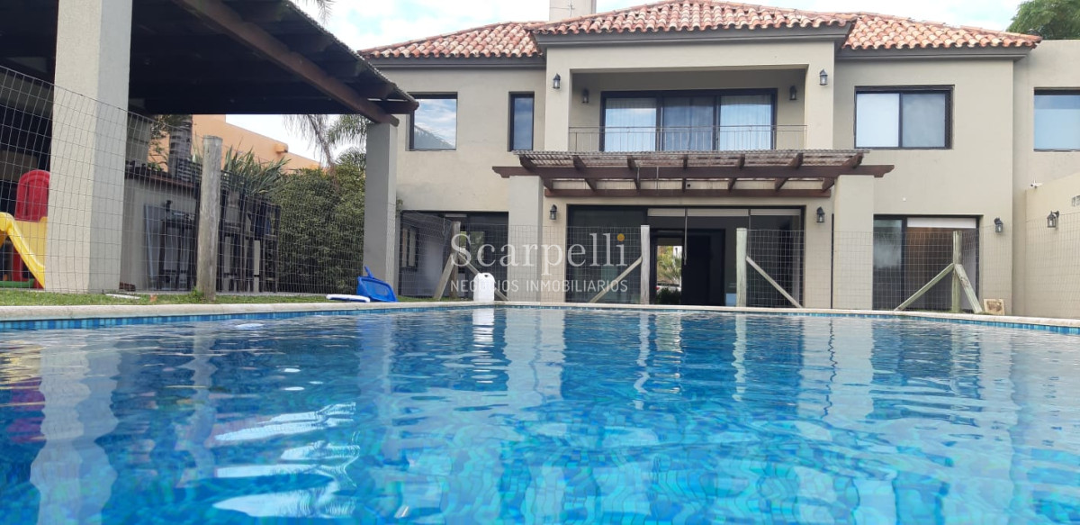 Casa ID.19393 - Lomas de Carrasco: La Mayor Seguridad para  Vivir en Uruguay: Destacado Chalet estilo español en Calle Cerrada con Lago a pocos metros