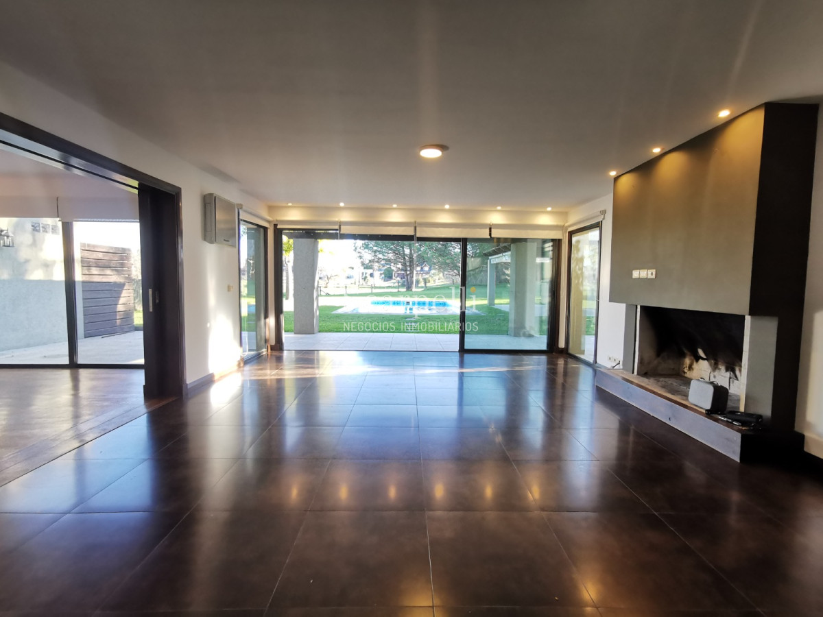 Casa ID.19393 - Lomas de Carrasco: La Mayor Seguridad para  Vivir en Uruguay: Destacado Chalet estilo español en Calle Cerrada con Lago a pocos metros