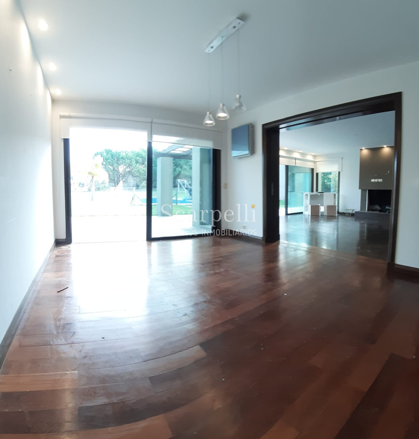 Casa ID.19393 - Lomas de Carrasco: La Mayor Seguridad para  Vivir en Uruguay: Destacado Chalet estilo español en Calle Cerrada con Lago a pocos metros