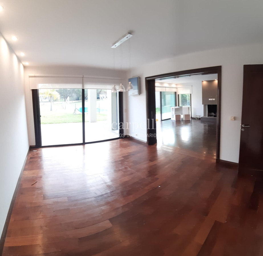 Casa ID.19393 - Lomas de Carrasco: La Mayor Seguridad para  Vivir en Uruguay: Destacado Chalet estilo español en Calle Cerrada con Lago a pocos metros