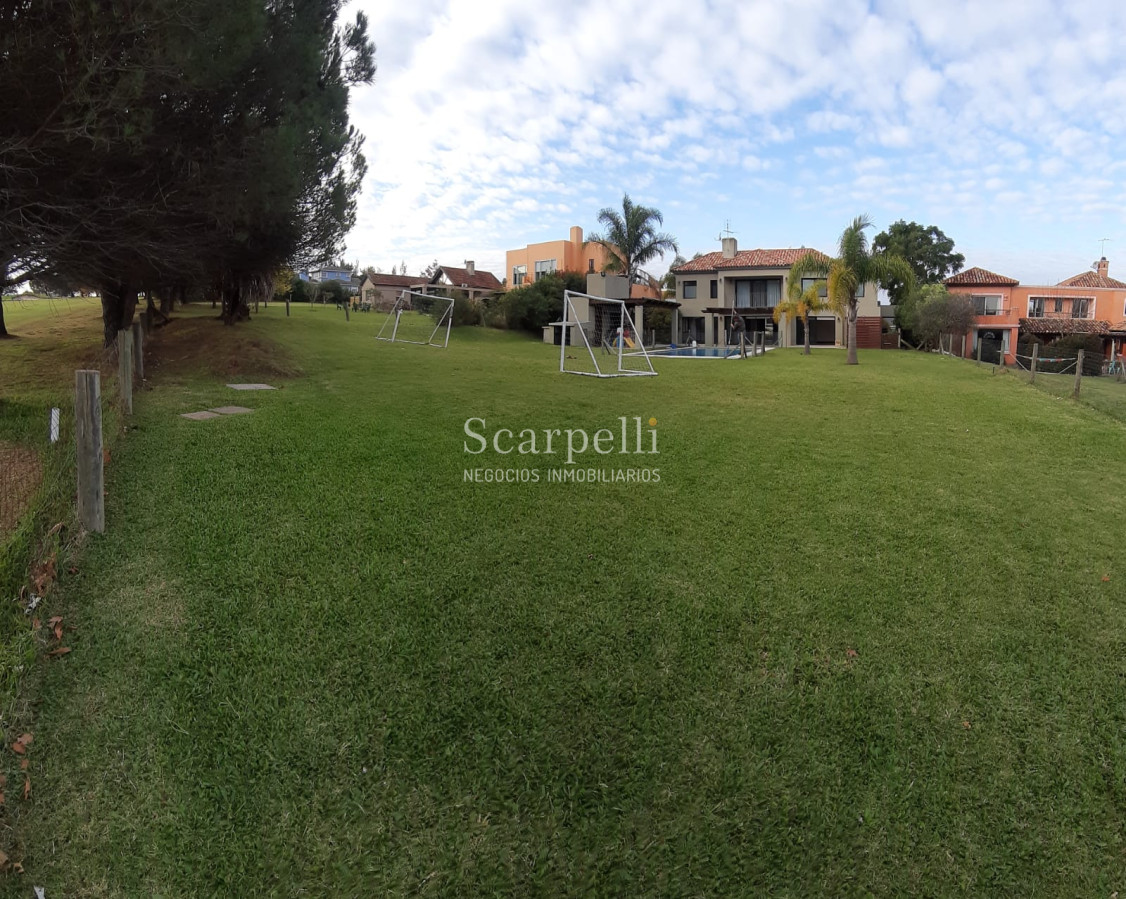 Casa ID.19393 - Lomas de Carrasco: La Mayor Seguridad para  Vivir en Uruguay: Destacado Chalet estilo español en Calle Cerrada con Lago a pocos metros