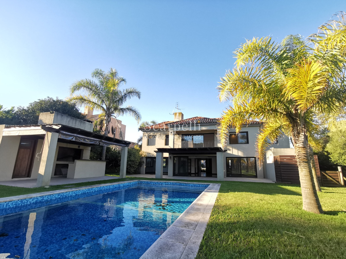 Casa ID.19393 - Lomas de Carrasco: La Mayor Seguridad para  Vivir en Uruguay: Destacado Chalet estilo español en Calle Cerrada con Lago a pocos metros