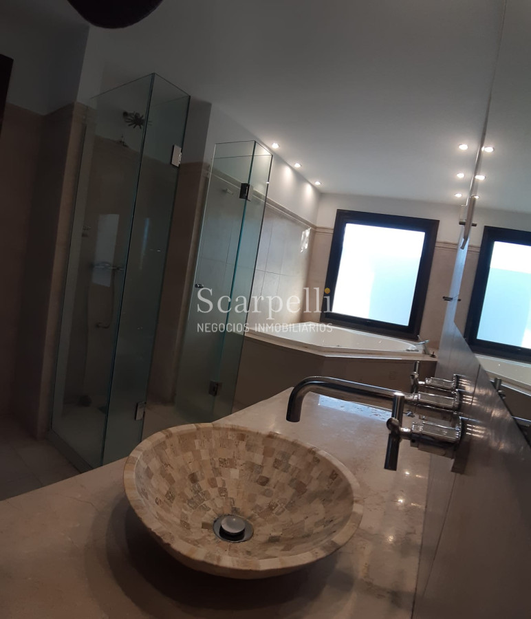 Casa ID.19393 - Lomas de Carrasco: La Mayor Seguridad para  Vivir en Uruguay: Destacado Chalet estilo español en Calle Cerrada con Lago a pocos metros