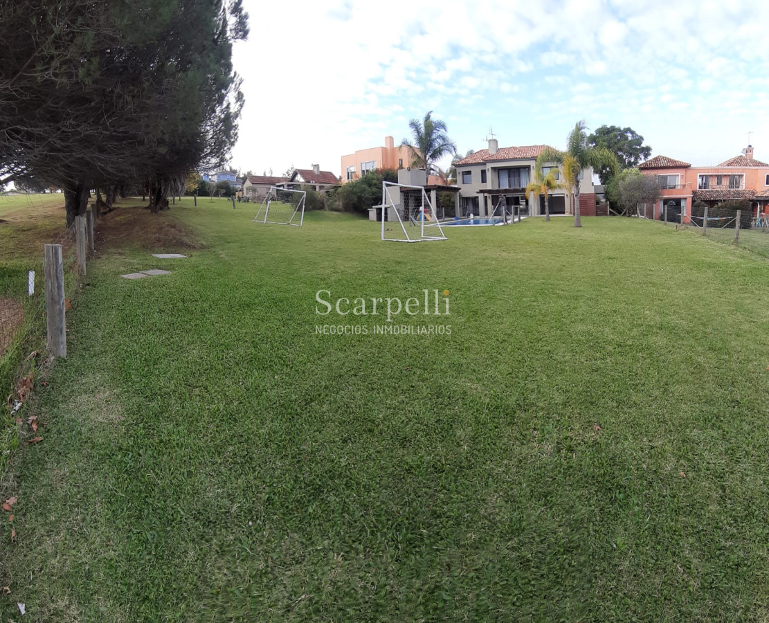 Casa ID.19393 - Lomas de Carrasco: La Mayor Seguridad para  Vivir en Uruguay: Destacado Chalet estilo español en Calle Cerrada con Lago a pocos metros