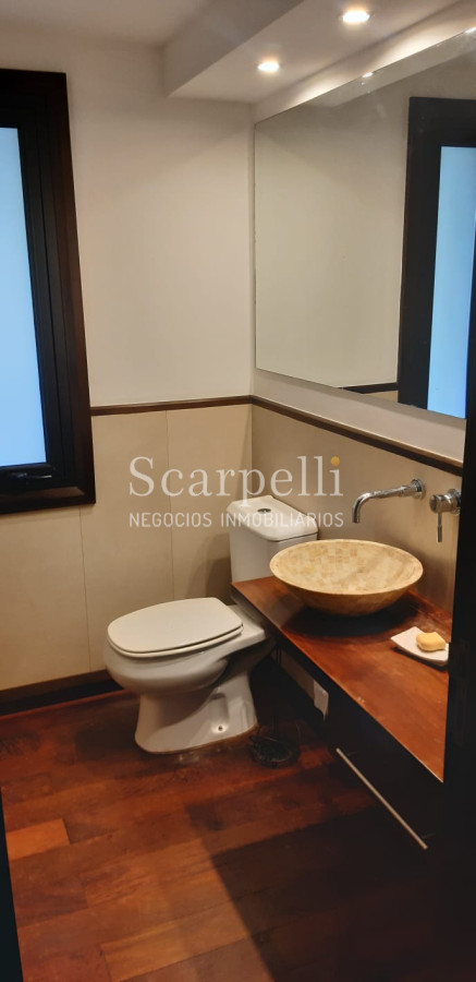 Casa ID.19393 - Lomas de Carrasco: La Mayor Seguridad para  Vivir en Uruguay: Destacado Chalet estilo español en Calle Cerrada con Lago a pocos metros