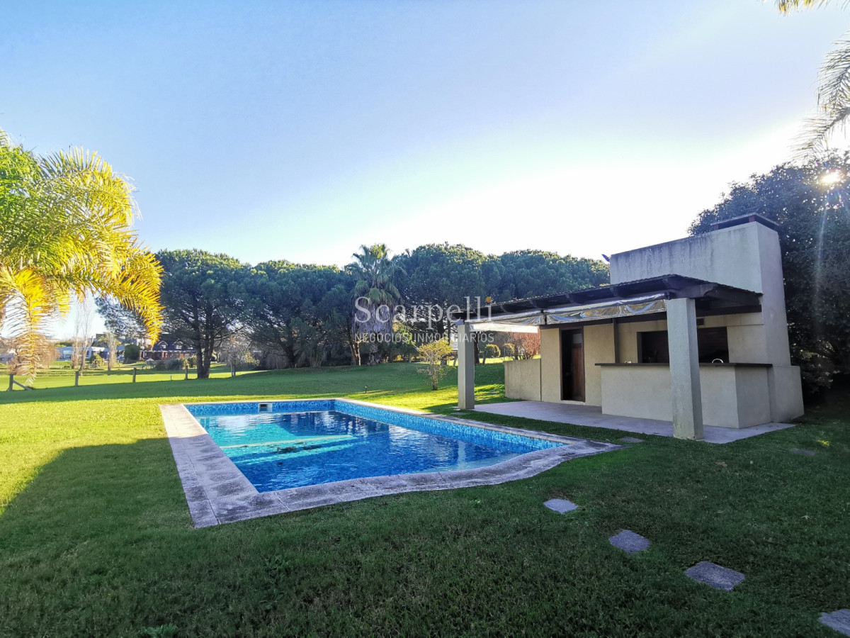 Casa ID.19393 - Lomas de Carrasco: La Mayor Seguridad para  Vivir en Uruguay: Destacado Chalet estilo español en Calle Cerrada con Lago a pocos metros