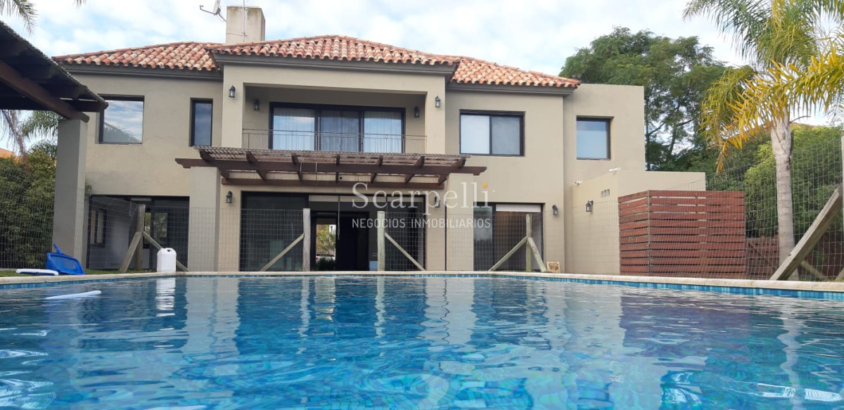 Casa ID.19393 - Lomas de Carrasco: La Mayor Seguridad para  Vivir en Uruguay: Destacado Chalet estilo español en Calle Cerrada con Lago a pocos metros