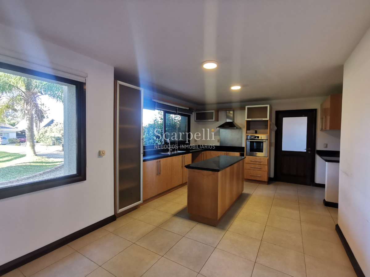 Casa ID.19393 - Lomas de Carrasco: La Mayor Seguridad para  Vivir en Uruguay: Destacado Chalet estilo español en Calle Cerrada con Lago a pocos metros