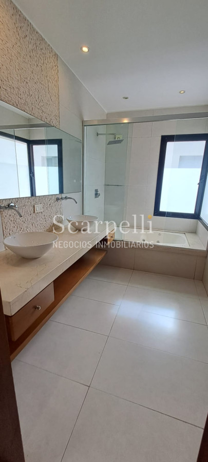 Casa ID.19925 - Casa en Barrio San Nicolás: Amplios Ambientes con inmejorable luminosidad y excelente terminaciones.-