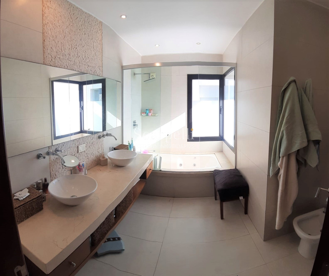 Casa ID.19925 - Casa en Barrio San Nicolás: Amplios Ambientes con inmejorable luminosidad y excelente terminaciones.-