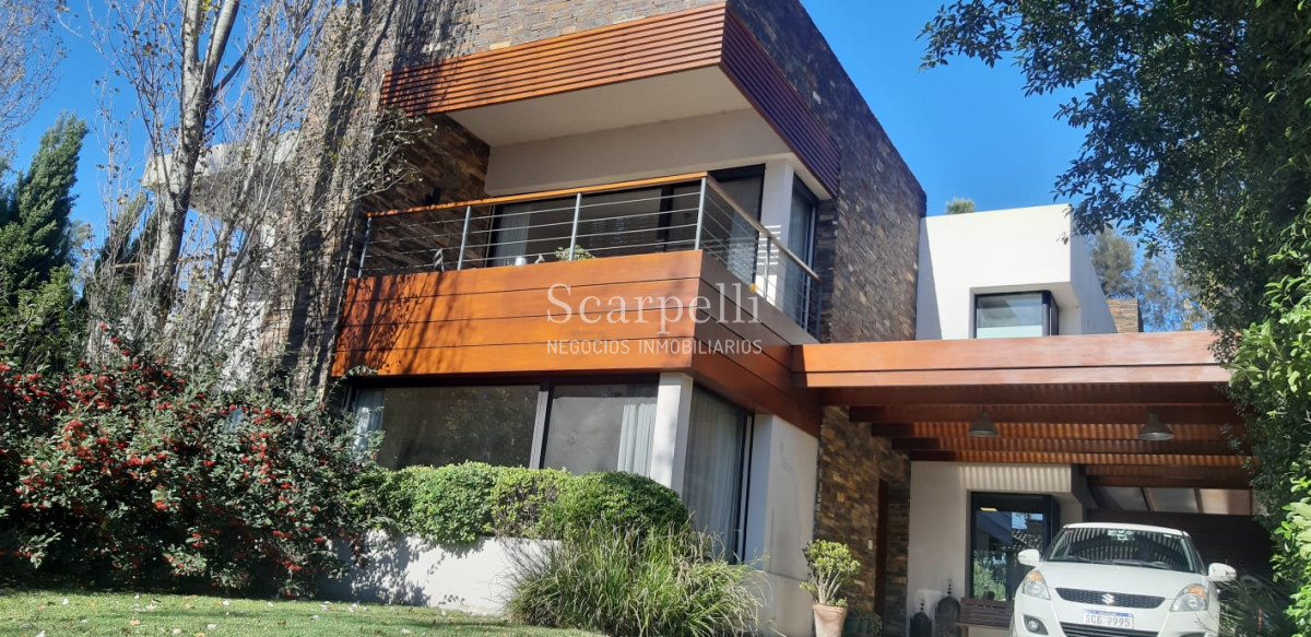 Casa ID.19925 - Casa en Barrio San Nicolás: Amplios Ambientes con inmejorable luminosidad y excelente terminaciones.-