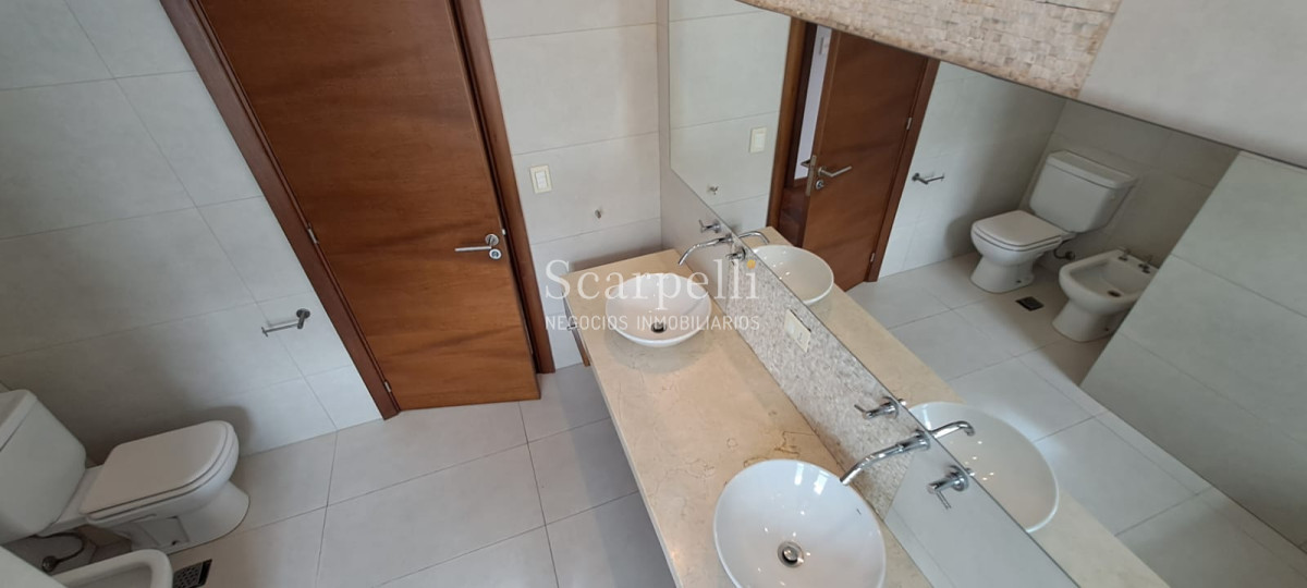 Casa ID.19925 - Casa en Barrio San Nicolás: Amplios Ambientes con inmejorable luminosidad y excelente terminaciones.-