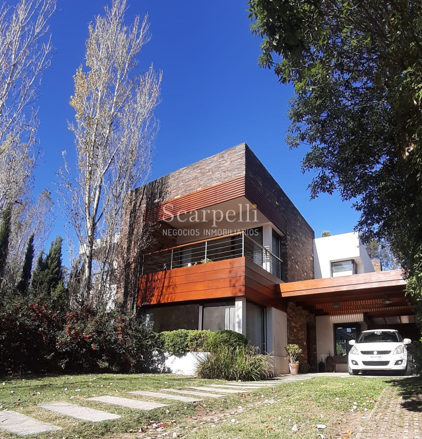 Casa ID.19925 - Casa en Barrio San Nicolás: Amplios Ambientes con inmejorable luminosidad y excelente terminaciones.-