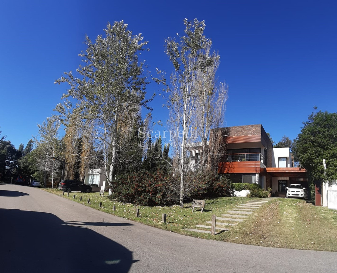 Casa ID.19925 - Casa en Barrio San Nicolás: Amplios Ambientes con inmejorable luminosidad y excelente terminaciones.-