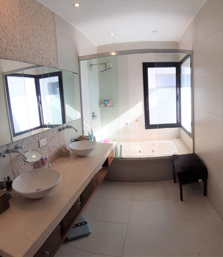 Casa ID.19925 - Casa en Barrio San Nicolás: Amplios Ambientes con inmejorable luminosidad y excelente terminaciones.-