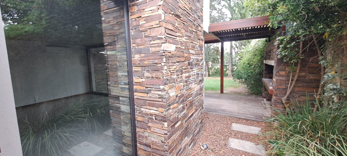 Casa ID.19925 - Casa en Barrio San Nicolás: Amplios Ambientes con inmejorable luminosidad y excelente terminaciones.-