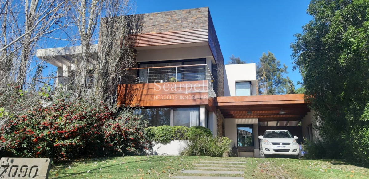 Casa ID.19925 - Casa en Barrio San Nicolás: Amplios Ambientes con inmejorable luminosidad y excelente terminaciones.-