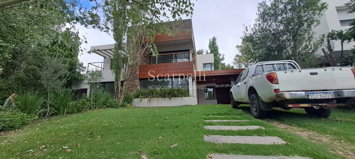 Casa ID.19925 - Casa en Barrio San Nicolás: Amplios Ambientes con inmejorable luminosidad y excelente terminaciones.-