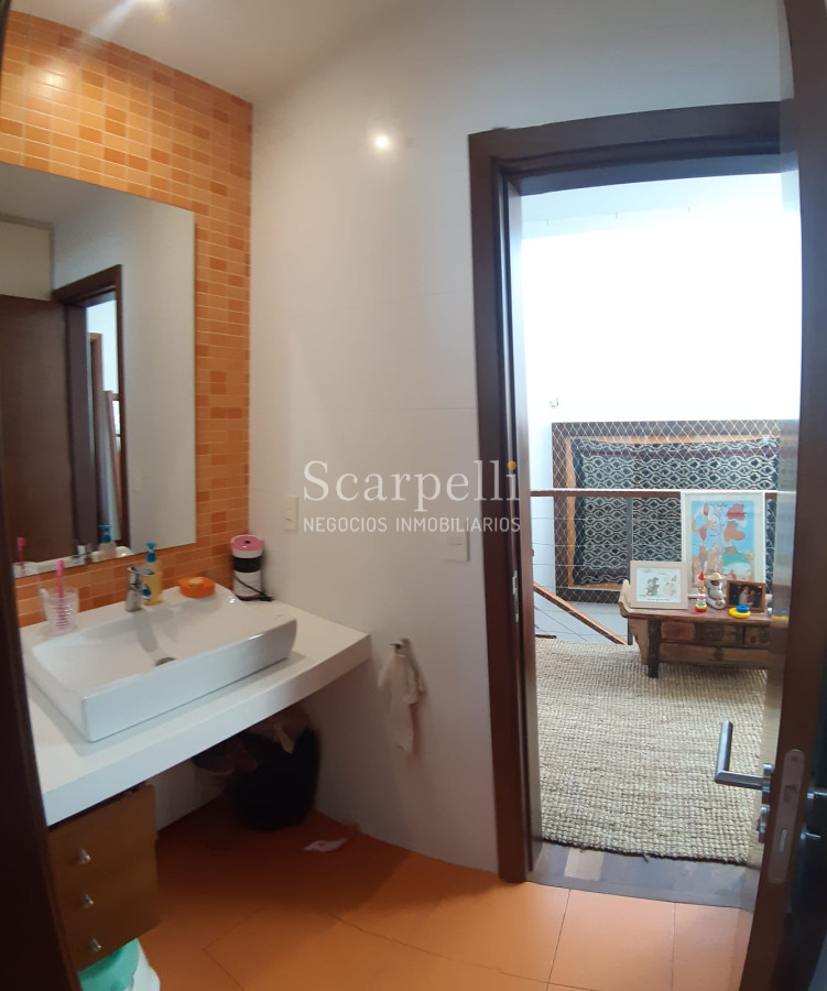 Casa ID.19925 - Casa en Barrio San Nicolás: Amplios Ambientes con inmejorable luminosidad y excelente terminaciones.-