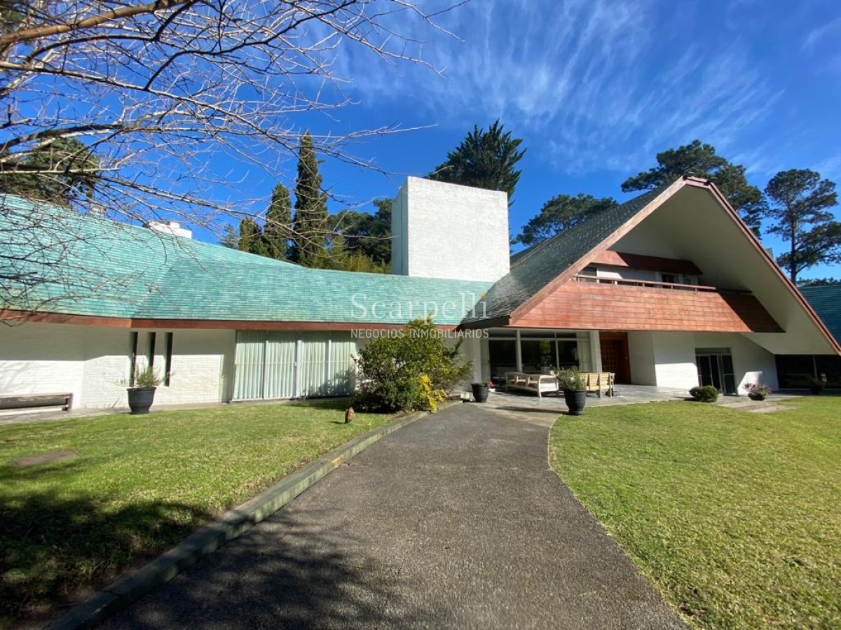 Casa ID.20705 - Estupendo Chalet en Lugano Excelente calidad de Construcción y buenas terminaciones.-
