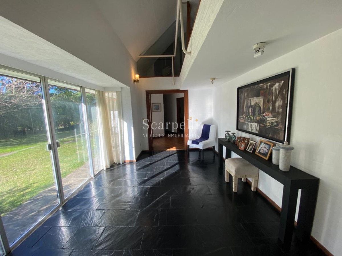 Casa ID.20705 - Estupendo Chalet en Lugano Excelente calidad de Construcción y buenas terminaciones.-